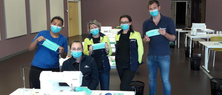 . Na de opstartfase zal de bandenfabrikant op termijn wekelijks bijna 400.000 chirurgische mondmaskers van klasse 1 produceren. 