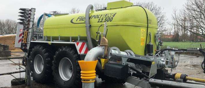 et gaat hierbij om een 12,5-kuubs tandemtank die op 750/60R30.5-banden staat.