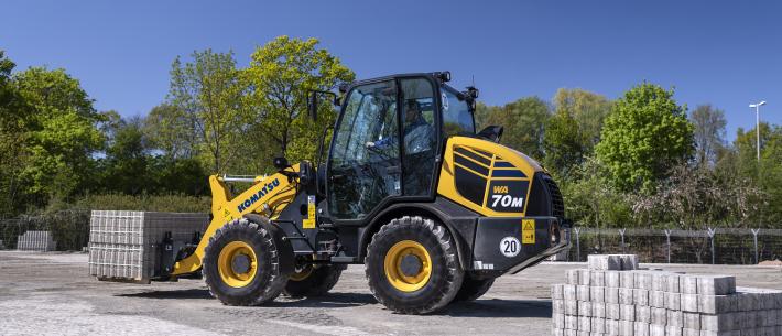 De fabrikant geeft deze compacte wiellader ten opzichte van de WA70M-7 op een aantal punten doorontwikkeld,