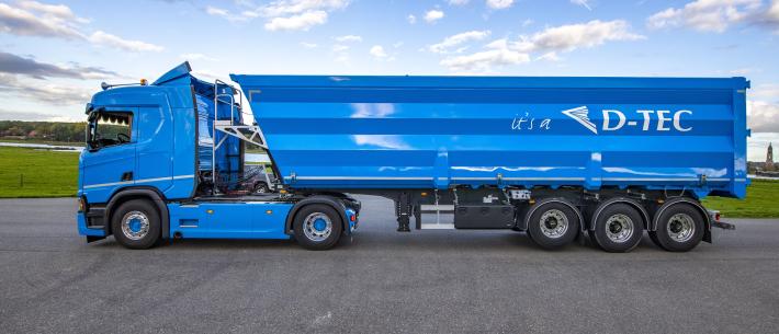 De schrootkipper is met 7400 kilo een echte lichtgewicht in zijn klasse. 