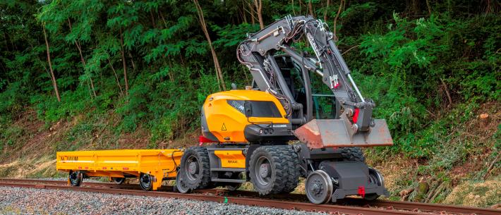 Mecalac 215M Rail met aanhanger.