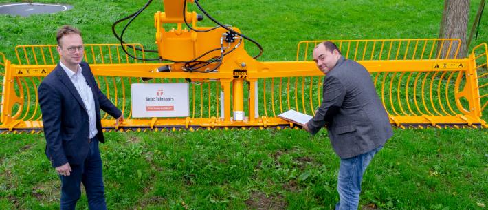 Herder neemt Vishprotector over.