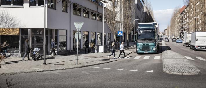 Volvo FM Electric truck in stad 