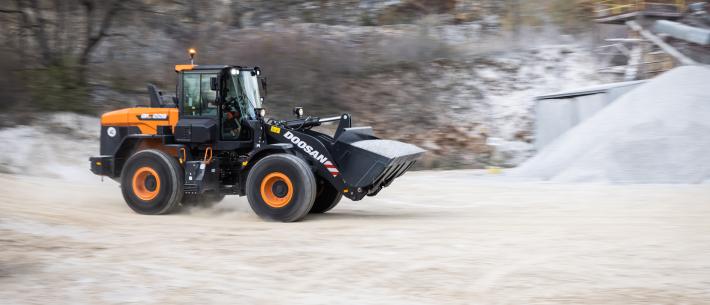 Doosan DL220-7 wiellader in groeve