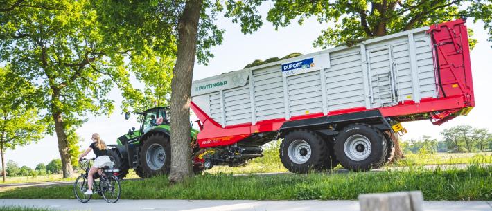 Nieuwe Pottinger Jumbo opraapwagen op transport 