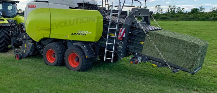 Claas Quadrant grootpakpers in gras 
