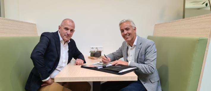 Mark Overeijnder (links) en Ralph de Hart (rechts) tekenen samenwerkingsverklaring.jpg