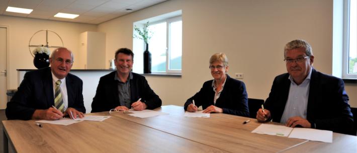 Frank Kramer (Pro aCt), Johan van Bosch (algemeen secretaris Landbouw-service), Annie van Landuyt (voorzitter Landbouw-service), Luc Vanoirbeek (voorzitter OVPG