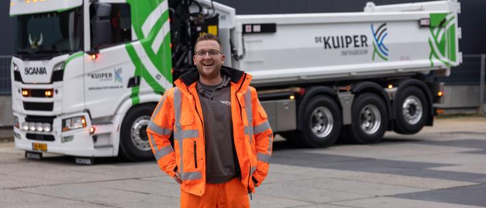 scania S 520 truck met trotse chauffeur 