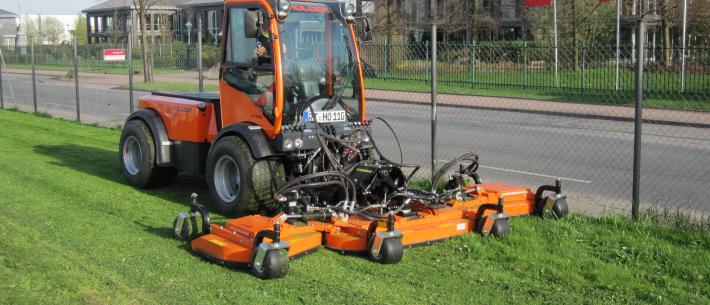 Holder werktuigdrager maait 