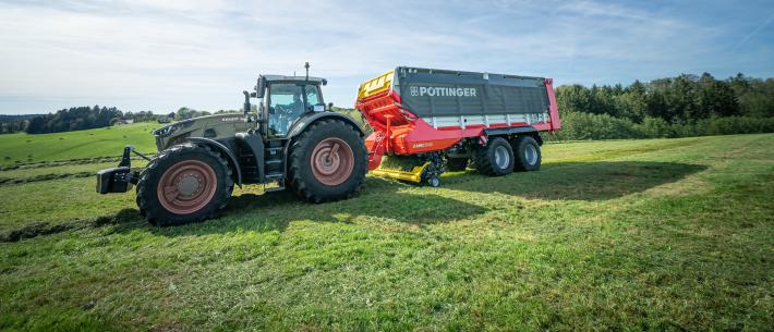 Pottinger Jumbo 8000 opraapwagen 