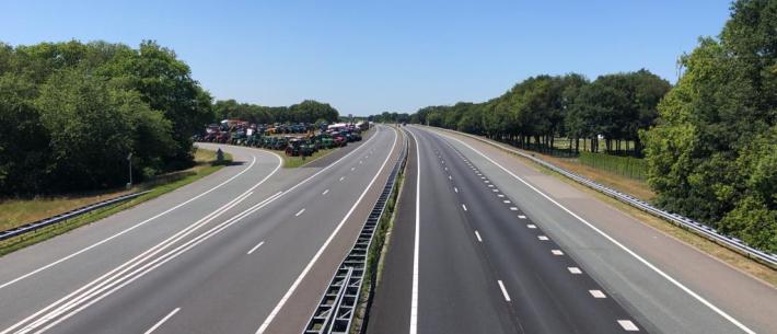 Trekkers langs snelweg