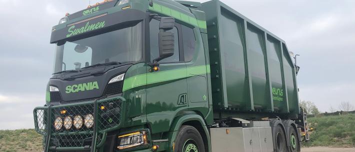 scania R530 met haakarm en laadkraan.