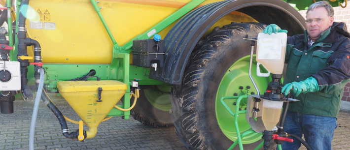 Jerrycan, gesloten systeem. vullen, handschoenen, medewerker, spuiten, gewasbescherming, 2023.