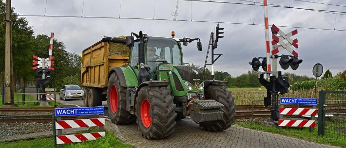 overweg tractor silagewagen Putten 167 16x9 1600 website © Hero Dijkema.jpg