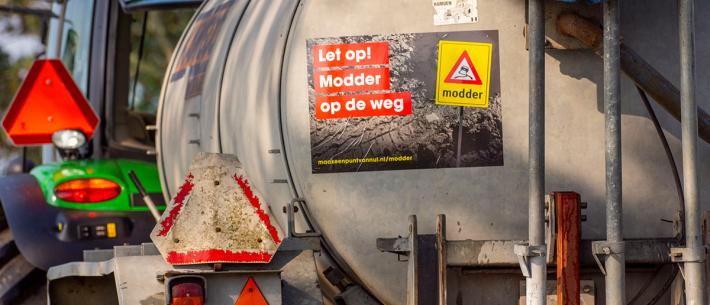 modder, verkeersborden, op de weg