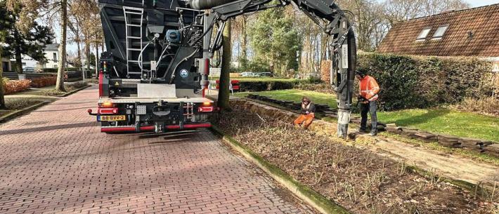 Vakmensen met specialistisch materiaal