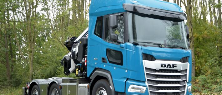 Veldhuizen trucks,  DAF 6x2met autolaadkraan.