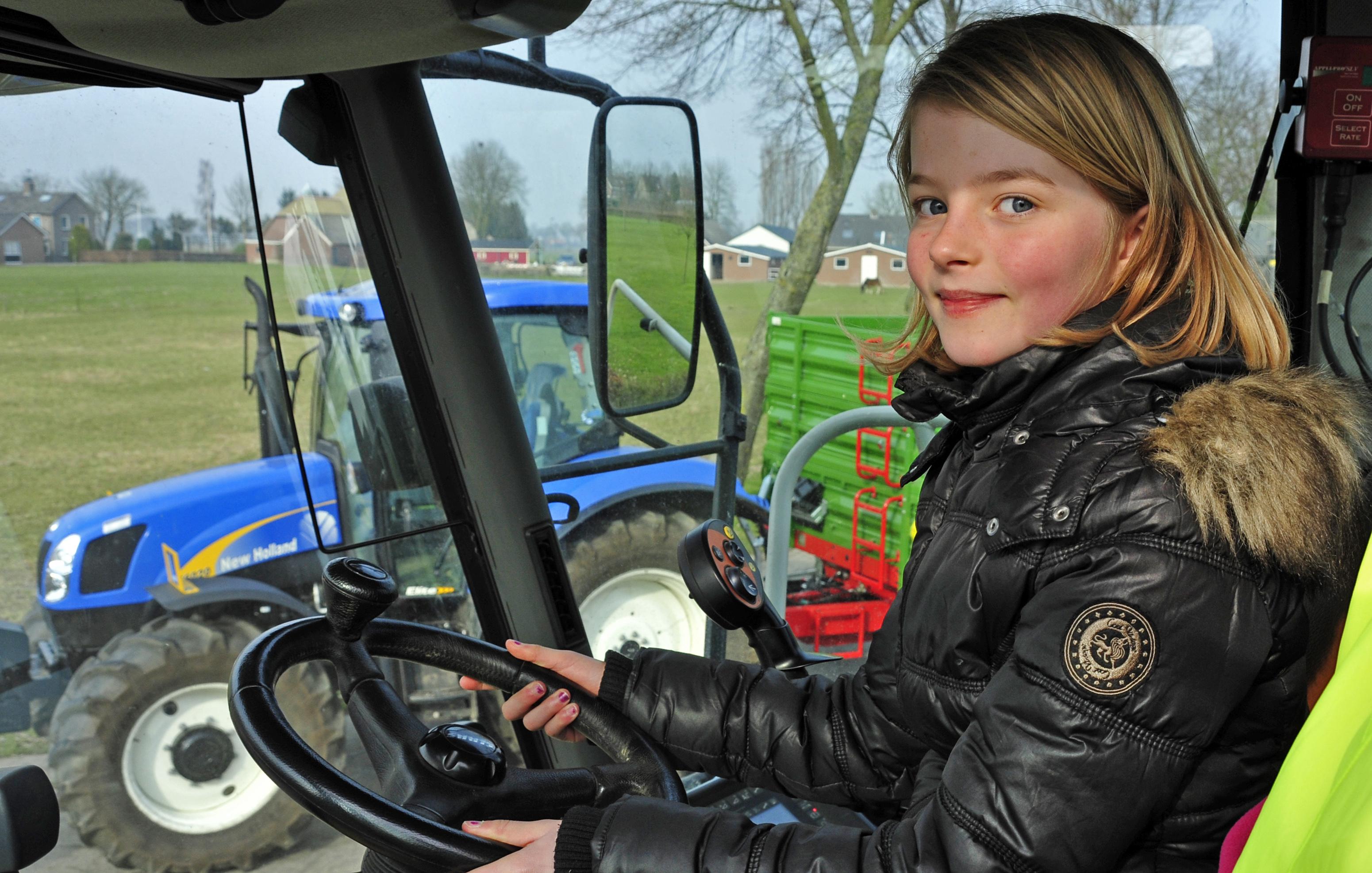 Veilig met landbouwverkeer - Meisje in trekker