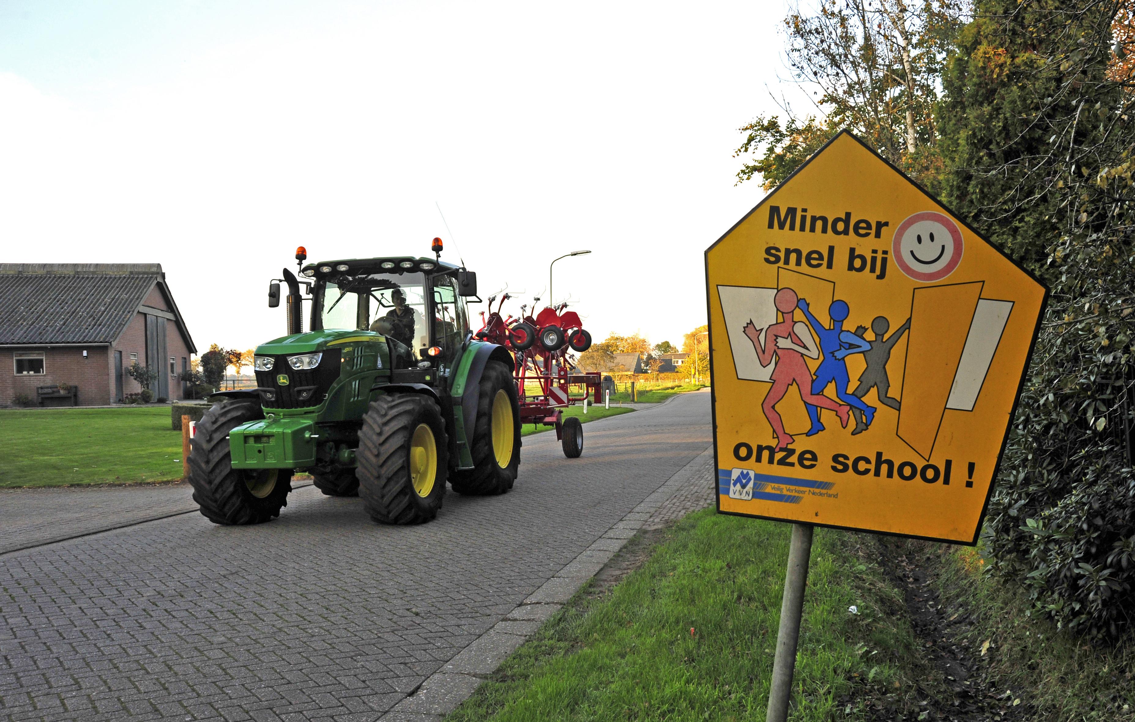 Veilig met landbouwverkeer - Snelheid minderen bij scholen