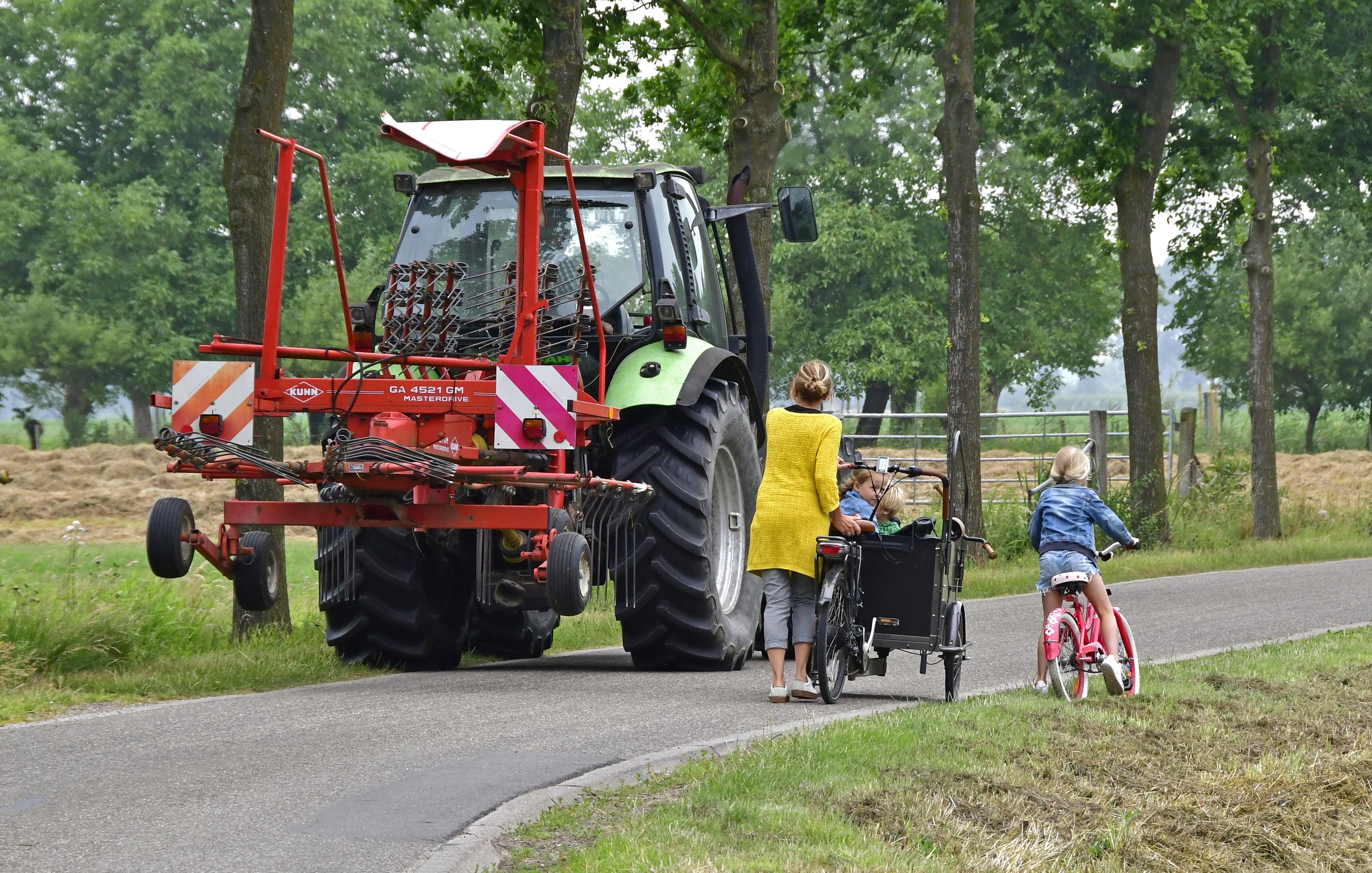 Veilig met landbouwverkeer - Moeder en kinderen langs trekker