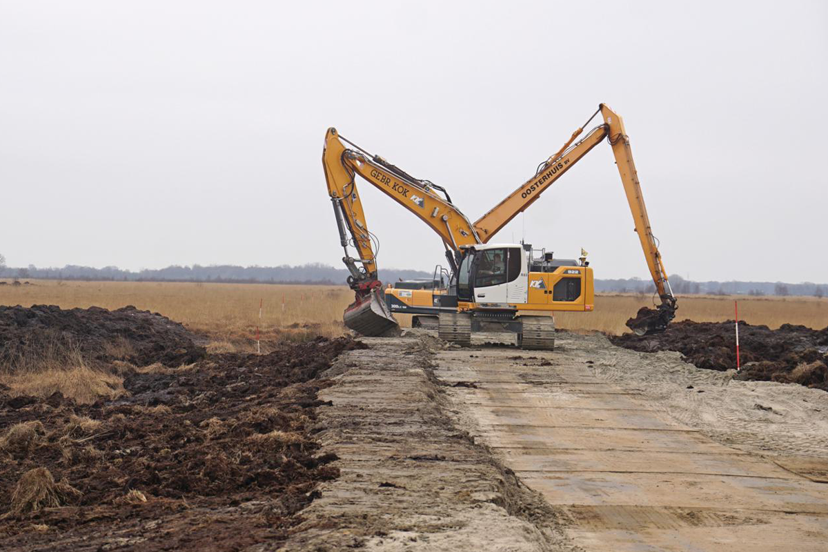 Oosterhuis BV, Nijeveen, kadeherstel, Fochteloerveen, profileren, Grondig 2, 2023, graafmachines, kraan.png