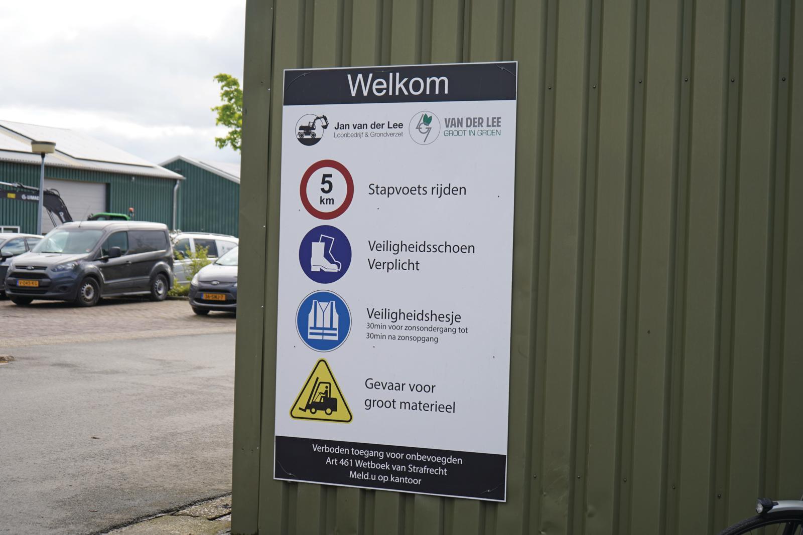Bord met waarschuwingen