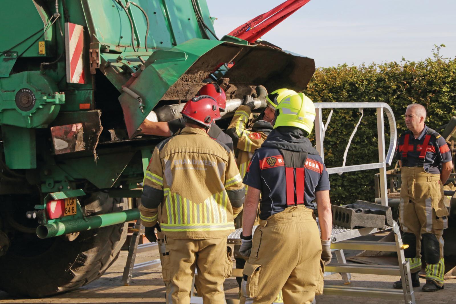 4. Oefening brandweer meststrooier.jpg