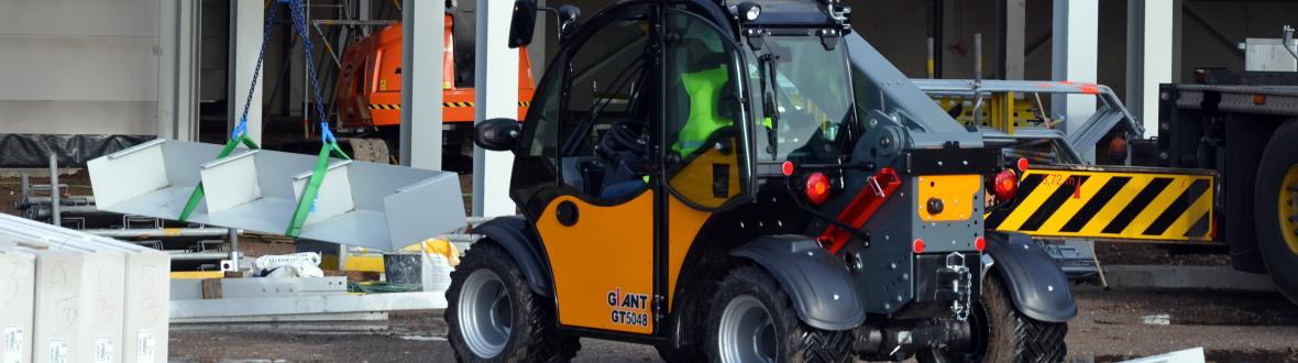 Met een breedte van 1,60 meter en een hoogte van 1,97 meter (met cabine) valt de GT5048 in de 2x2-meterklasse voor compacte verreikers