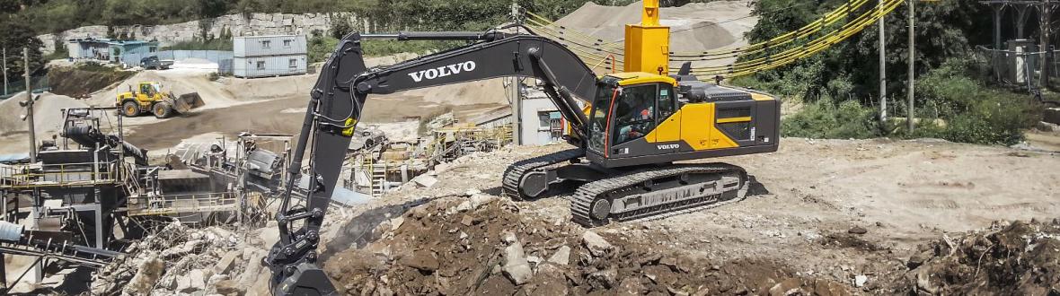 heeft een tweede aandrijving, bestaande uit een elektromotor en een pompset, tussen de dieselmotor en het ballastgewicht geplaatst. 