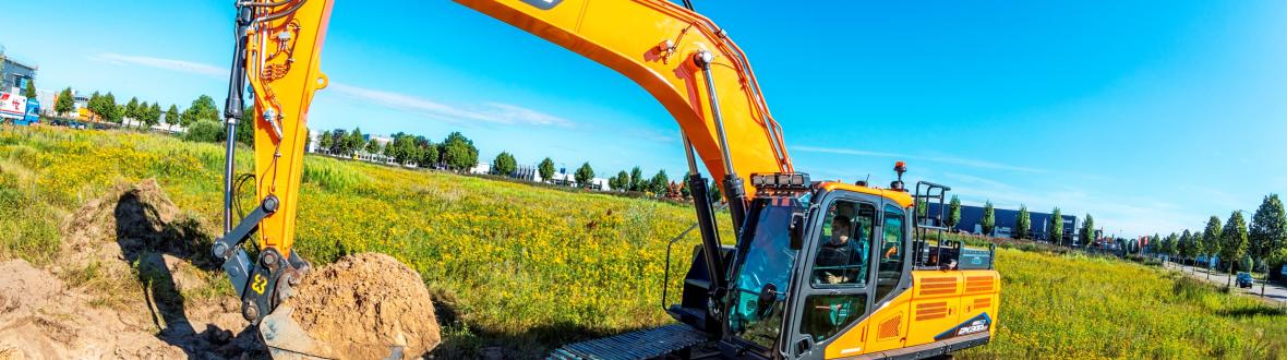 De Doosan DX 300 LC Electric draait proef