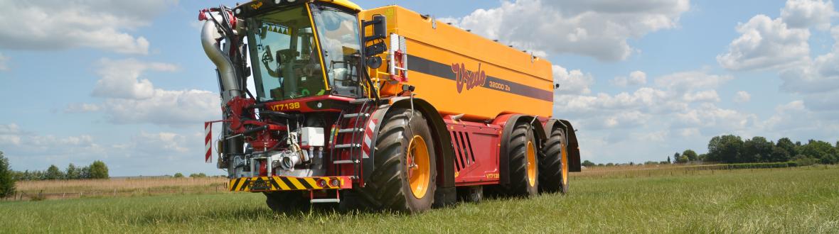 Vredo VT met Scania V8 poseert 