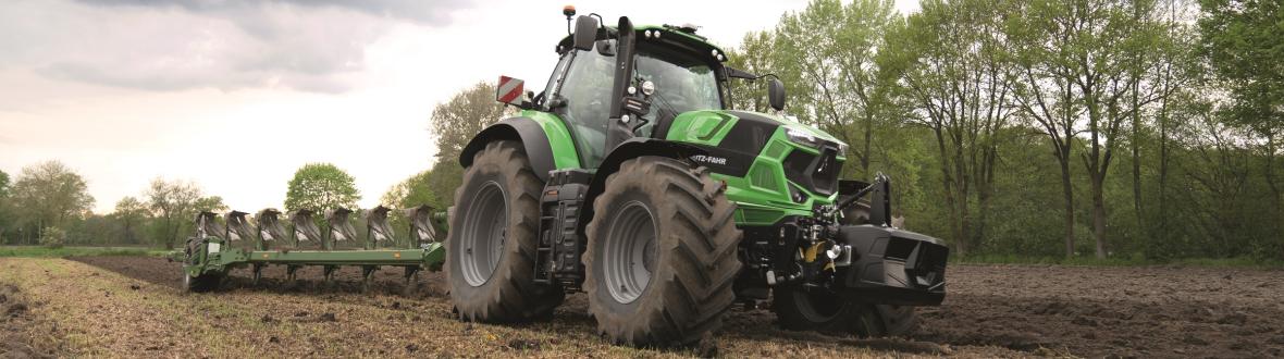 Deutz Fahr 7-serie TTV aan t ploegen 