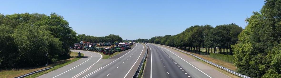 Trekkers langs snelweg