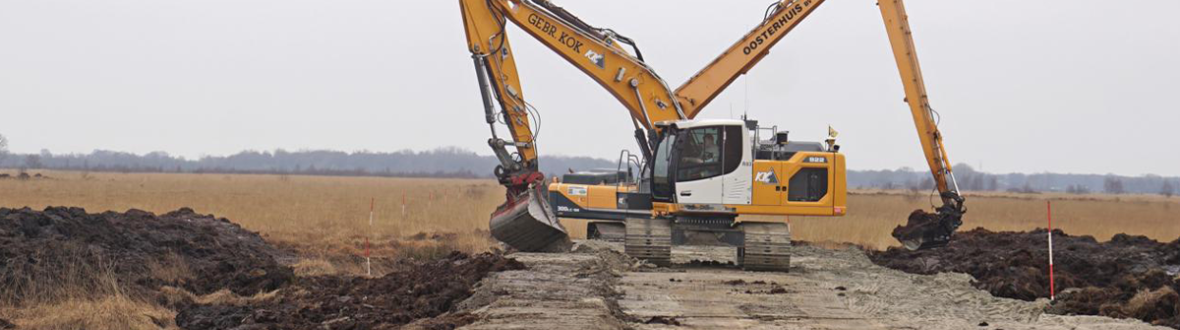 Oosterhuis BV, Nijeveen, kadeherstel, Fochteloerveen, profileren, Grondig 2, 2023, graafmachines, kraan.png