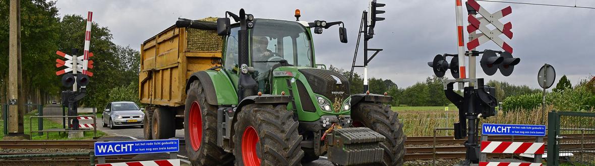 overweg tractor silagewagen Putten 167 16x9 1600 website © Hero Dijkema.jpg