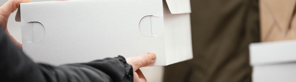 Pakketje overhandigen
