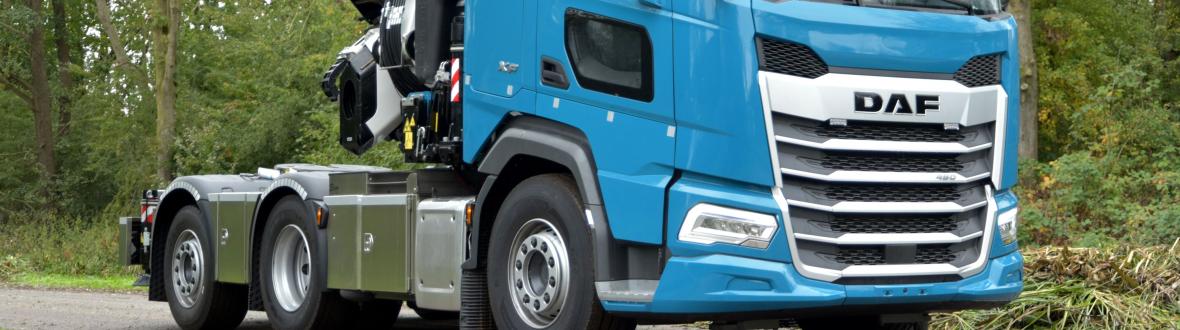 Veldhuizen trucks,  DAF 6x2met autolaadkraan.