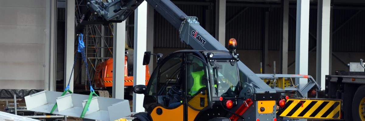 Met een breedte van 1,60 meter en een hoogte van 1,97 meter (met cabine) valt de GT5048 in de 2x2-meterklasse voor compacte verreikers