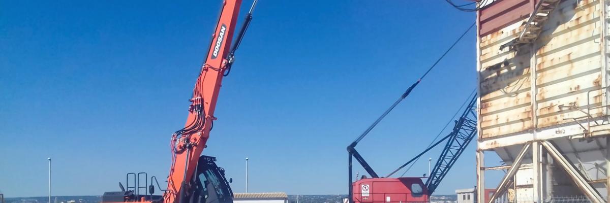 Met de achttien meter sloopgiek kan tot een maximale hoogte van zestien meter worden gewerkt. 
