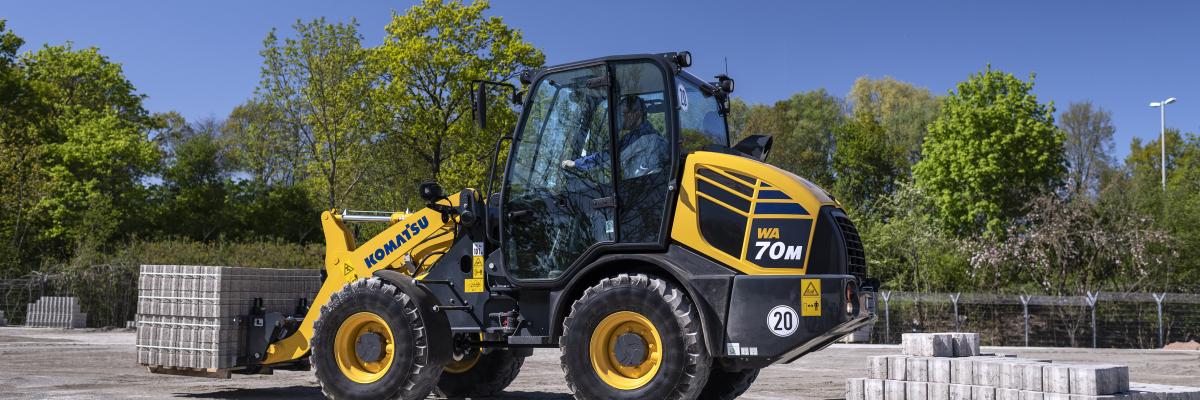 De fabrikant geeft deze compacte wiellader ten opzichte van de WA70M-7 op een aantal punten doorontwikkeld,