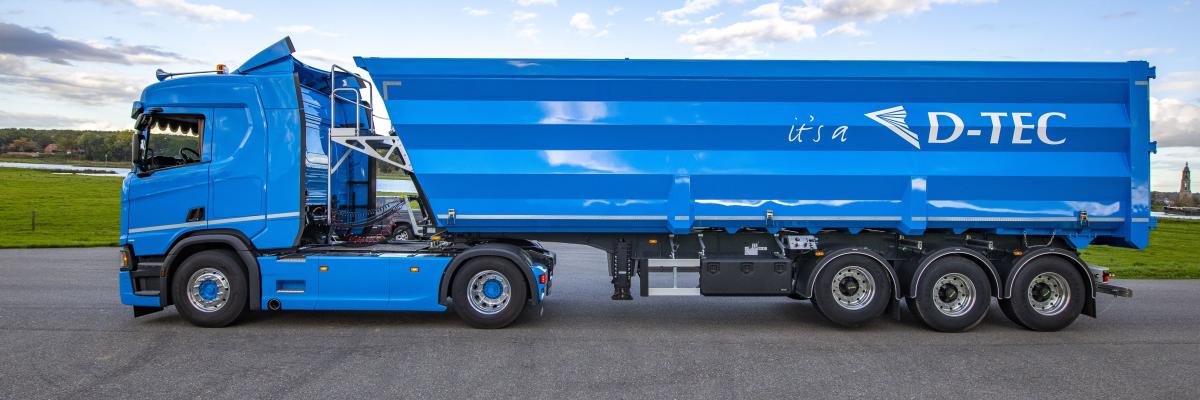 De schrootkipper is met 7400 kilo een echte lichtgewicht in zijn klasse.
