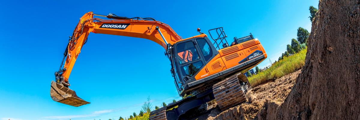 De Doosan DX 300 Electric draait proef 