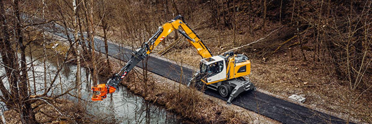 liebherr rupsgraafmachine in bosbouw 