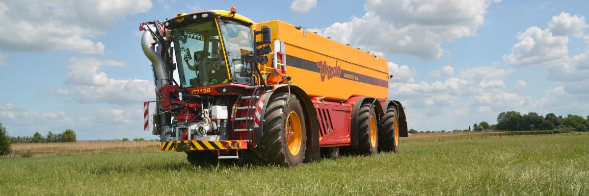 Vredo VT met Scania V8 poseert 