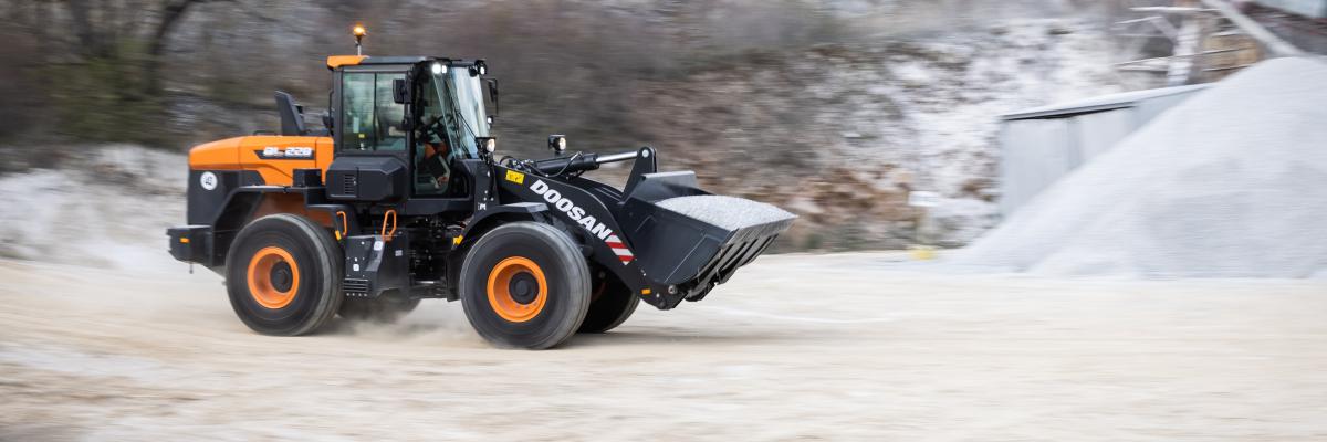Doosan DL220-7 wiellader in groeve