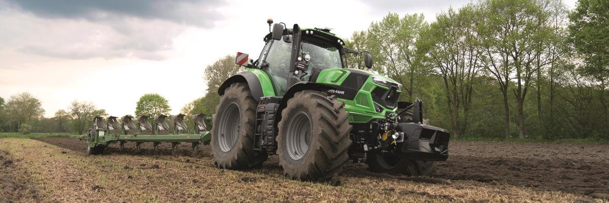 Deutz Fahr 7-serie TTV aan t ploegen