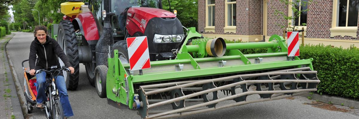 Veilig met landbouwverkeer - Fiets langs trekker