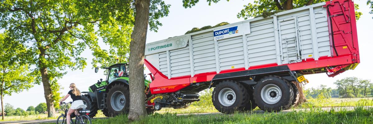 Nieuwe Pottinger Jumbo opraapwagen op transport