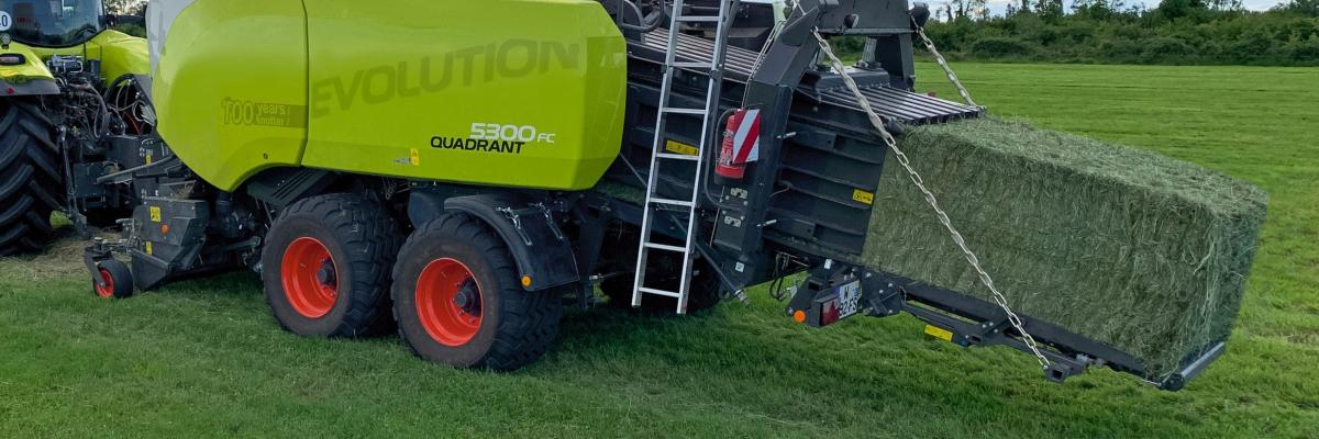 Claas Quadrant grootpakpers in gras 